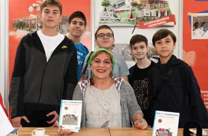 Yazar Halime Yıldız'dan Minik Okuyuculara İmza Sürprizi